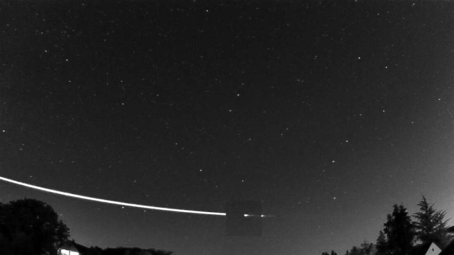 Невероятно видео показва как метеороид отскача от земната атмосфера