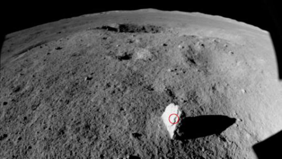 Откриха странен „километричен камък“ на обратната страна на Луната