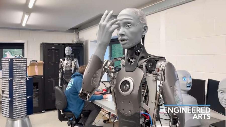 Нов хуманоиден робот има почти съвършени човешки лицеви изражения