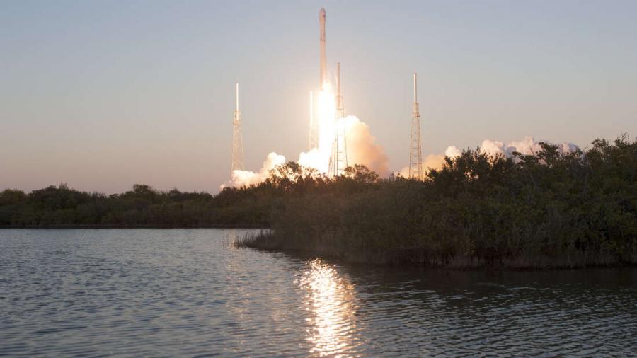 Излязла извън контрол ракета на SpaceX е на път да се разбие в Луната