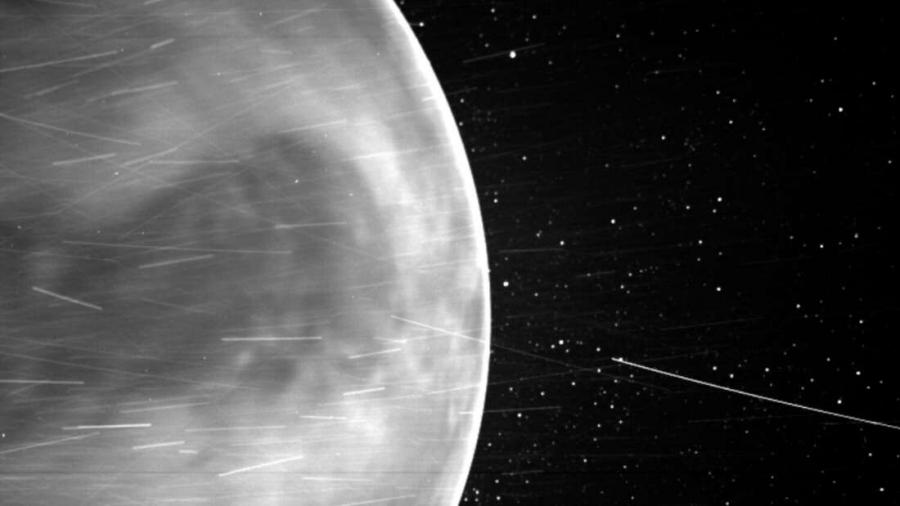 Слънчевата сонда „Паркър“ засне сияещата повърхност на Венера
