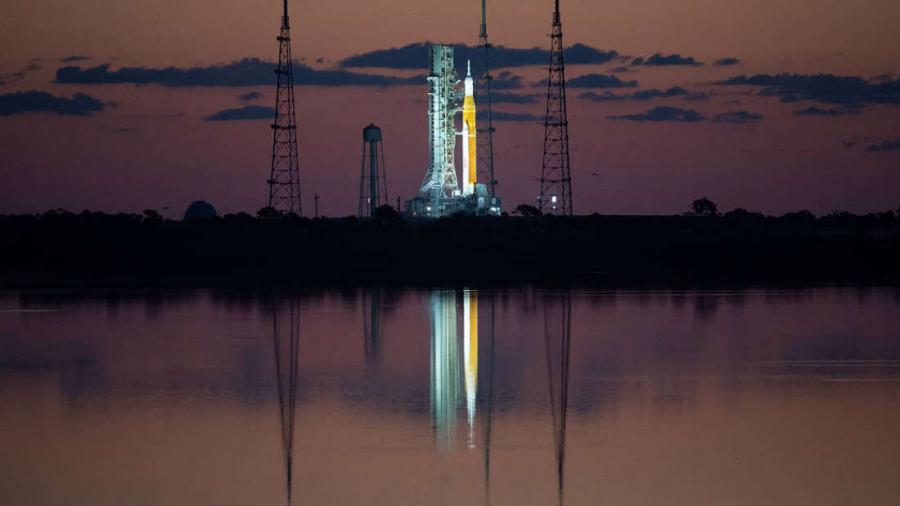 Вижте как мълния удря стартовата площадка с новата лунна ракета на NASA