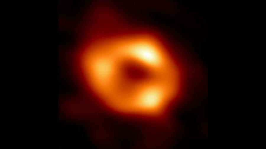 Това е първата въобще снимка на черната дупка в сърцето на Млечния път