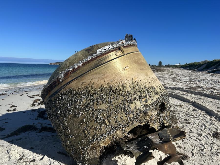 Гигантски мистериозен обект изплува на отдалечен австралийски плаж