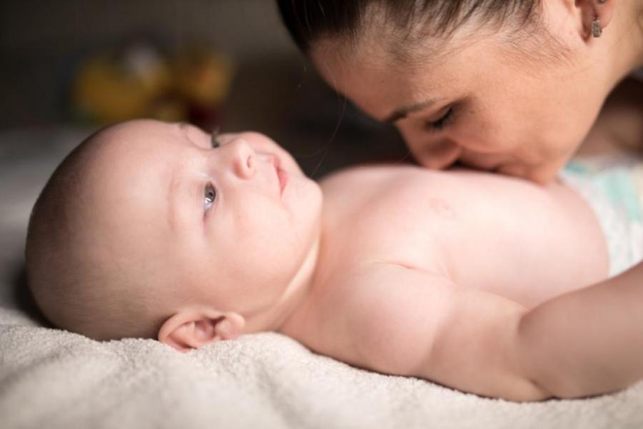 Кога масажът на бебето е от полза и кога вреди