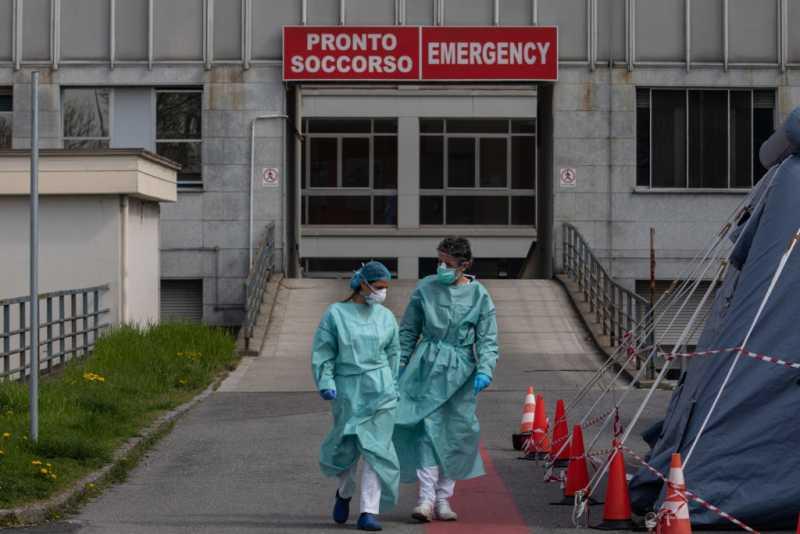Защо смъртните случаи на заразени с COVID-19 в Италия са близо три пъти повече от тези в Китай?