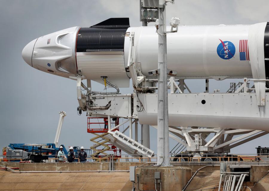 Днес SpaceX ще изпрати хора в Космоса за първи път. Ето как да гледате мисията на живо