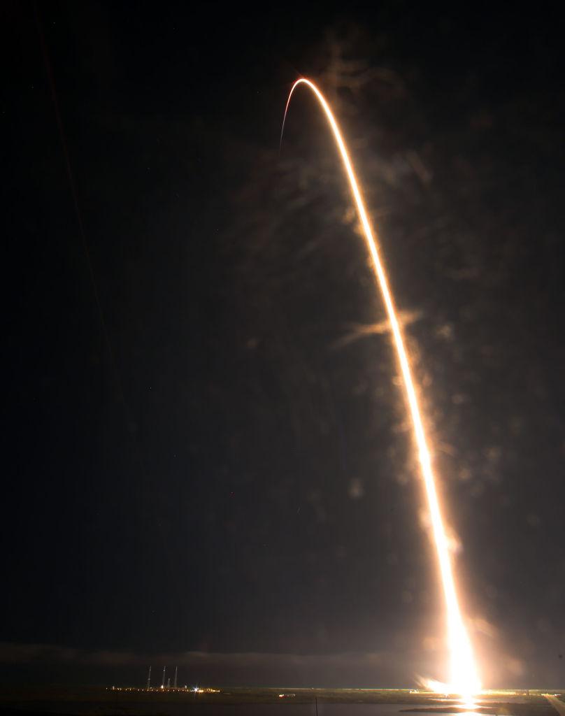 SpaceX изведе в орбита четирима астронавти на историческа мисия до МКС