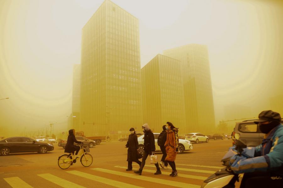 Рекордна пясъчна буря покри Пекин със сюрреалистично було от оранжев прах
