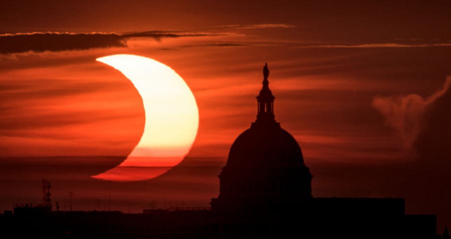 Насладете се на тези невероятни снимки от вчерашното слънчево затъмнение с 