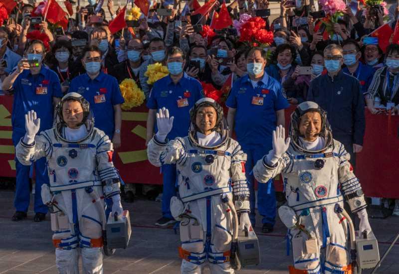 Китай изстреля първия тричленен екипаж до новата си космическа станция