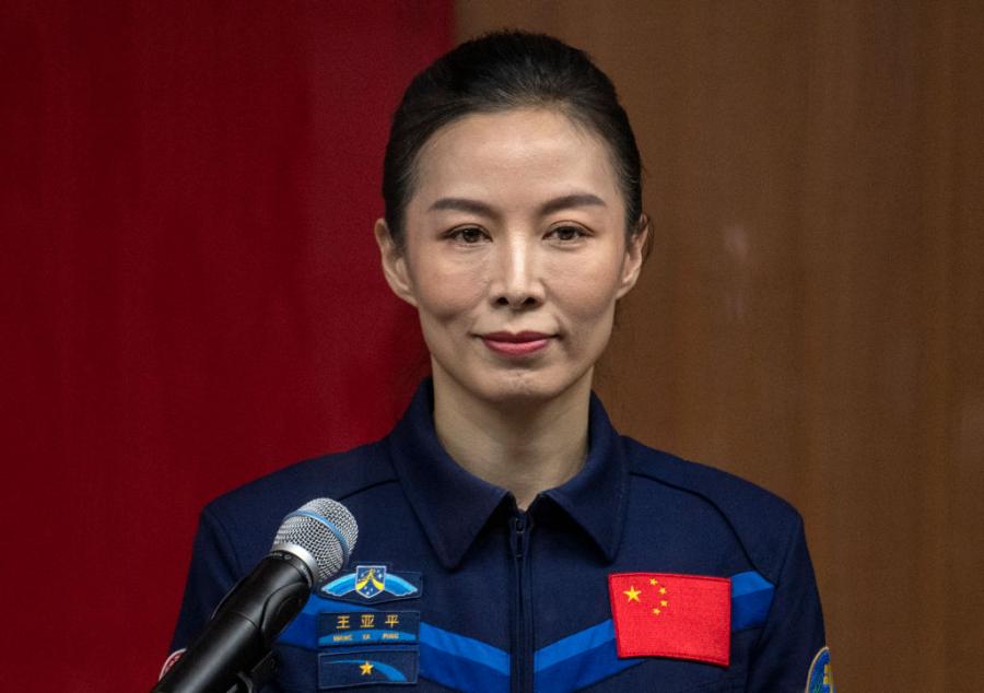 Ван Япин - първата китайка, която излиза в открития космос