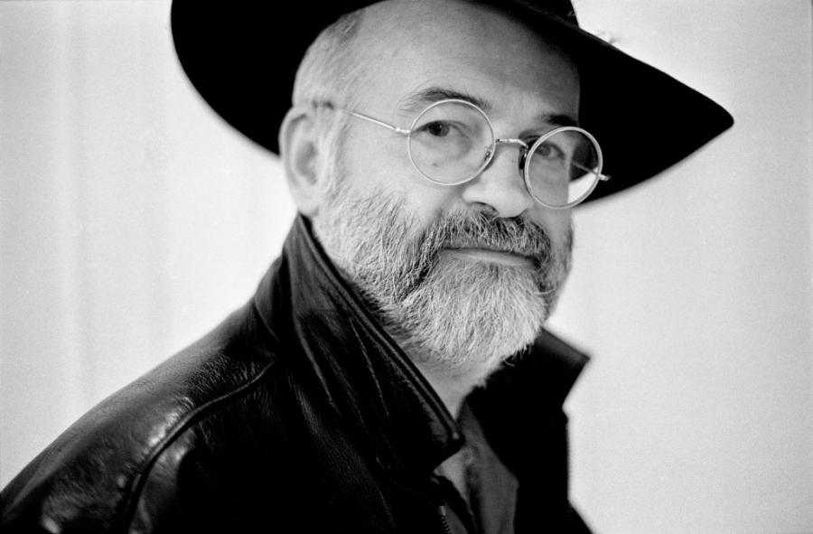 Автентичната тъпота всеки път надминава изкуствения интелект ❤️ Тери Пратчет