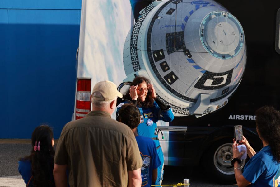 Първият тестови полет с екипаж на космическия кораб 