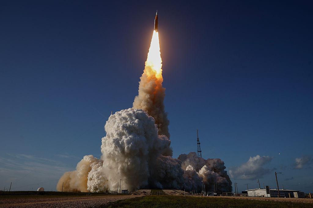 Минута за наука: Оръжие от паднала звезда, НАСА изпрати четирима астронавти към Луната и други интересни новини