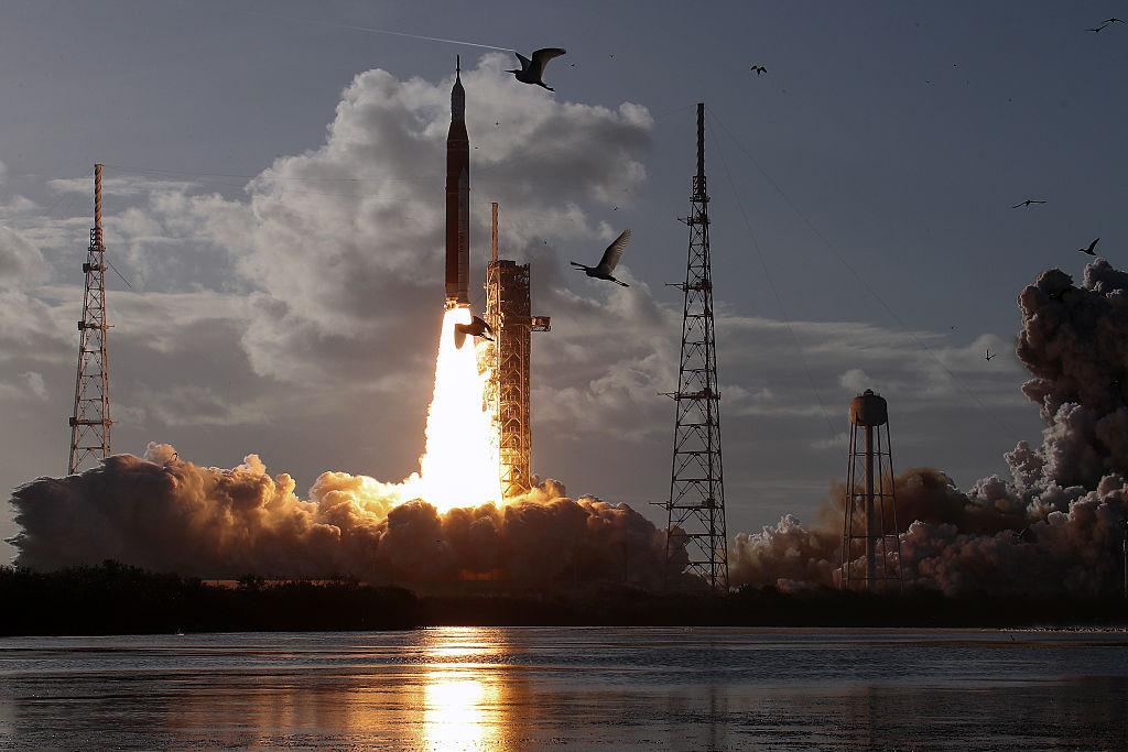 Исторически момент: НАСА стартира пилотирана мисия до Луната за първи път от половин век насам