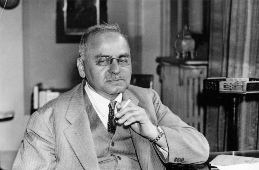 Който мисли, че не може да възпитава без бой, по-добре да остане далеч от децата си ~ Алфред Адлер