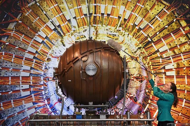 В ЦЕРН откриха три нови, нерегистрирани досега елементарни частици