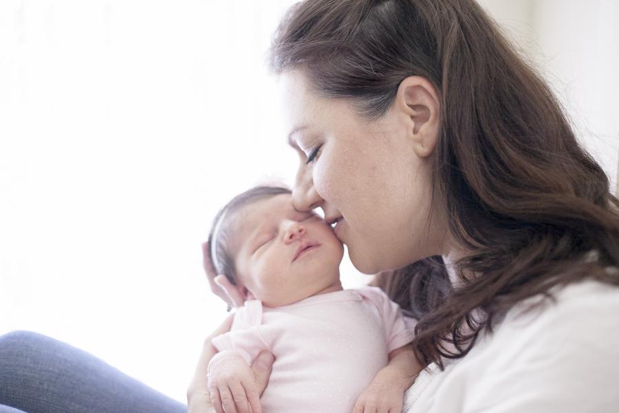 Науката с 6 отговора защо бебето ухае прекрасно