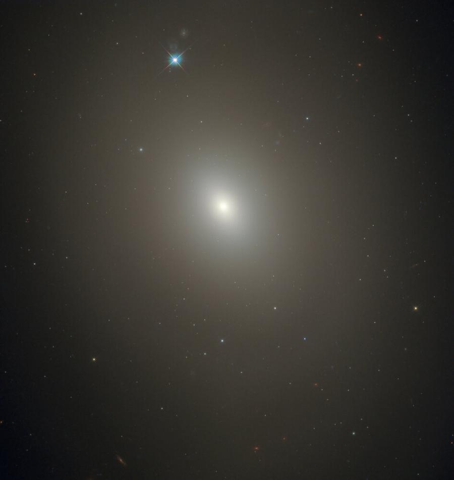 „Хъбъл“ засне галактика с изненадващи характеристики