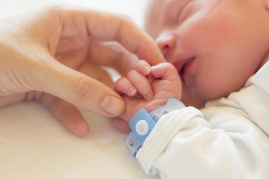 Бебе се роди с вътрематочната спирала на майка си в ръка