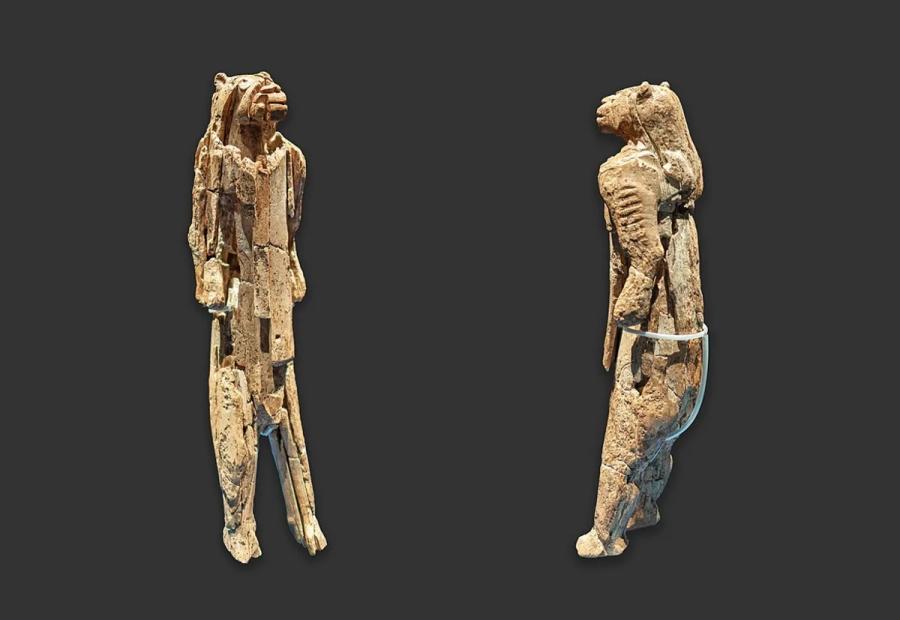 През 1939 г. археолози проучват пещера и откриват изумителна скулптура – хибрид между лъв и човек