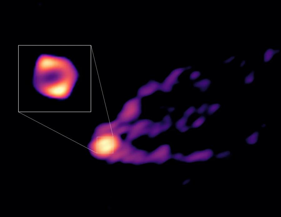 Това е първата в историята директна снимка на черна дупка, която освобождава огромни и ярки струи