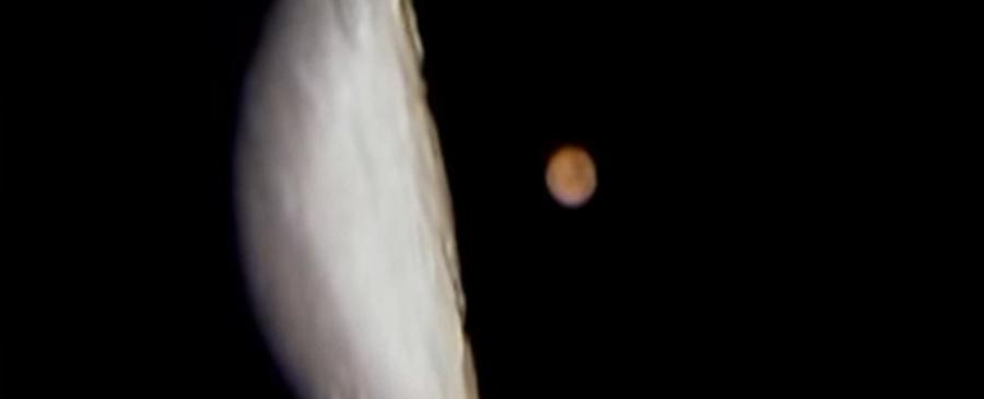 18 февруари: Пасаж на Луната пред Марс