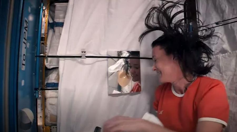 Как да ядем и да си мием косата в Космоса: Обяснението на една астронавтка