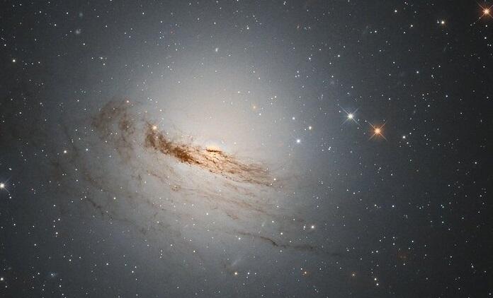 Нова снимка на „Хъбъл“ показва красивата смърт на една умираща галактика