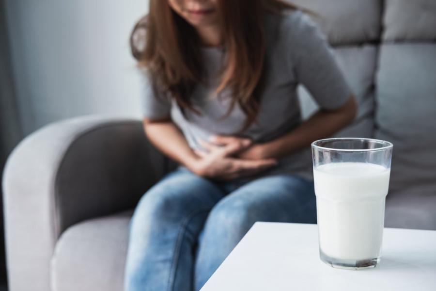 Подуване и болки в корема след консумация на мляко?