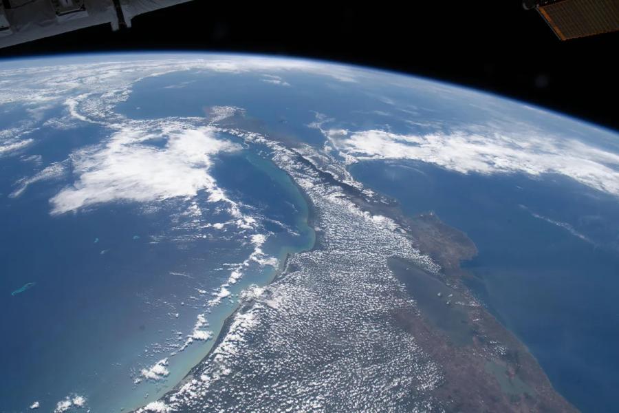 Тихият океан се намира на по-високо ниво от Атлантическия при Панамския канал. Как е възможно това?