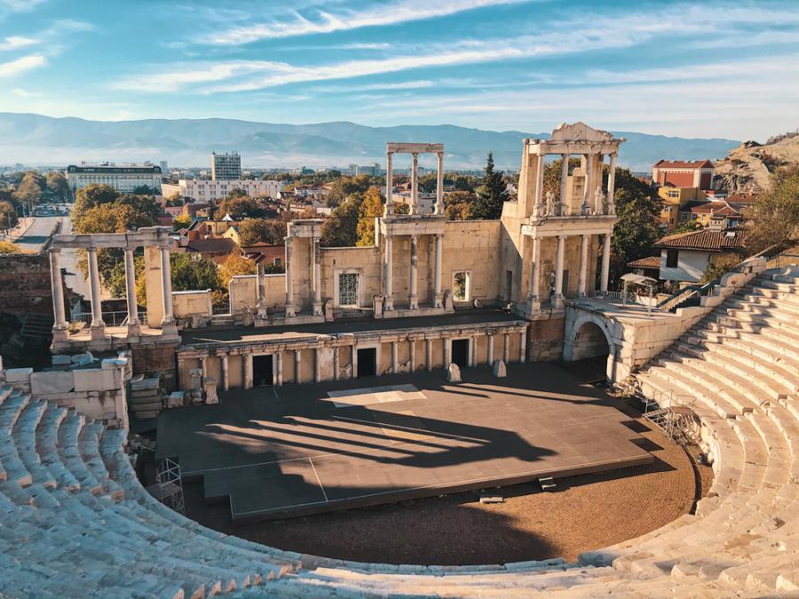 Амфитеатърът в Пловдив: Гласът на древността под тепетата