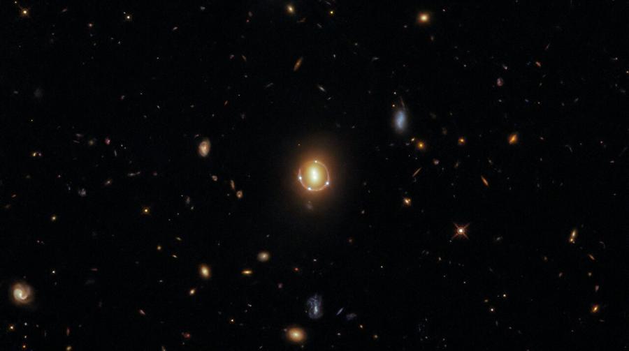 „Хъбъл“ засне забележителен „пръстен на Айнщайн“, увеличаващ дълбините на Вселената