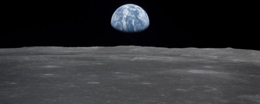 Луната вероятно е предпазила атмосферата на ранната Земя от Слънцето