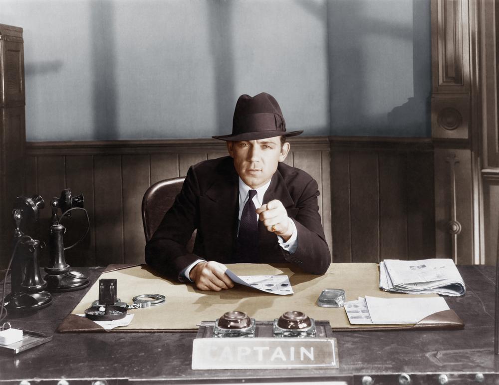 Виц: По времето на социализма милиционер спира вечерта дългокос студент