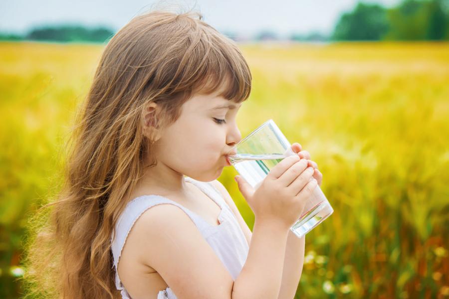 Приучете отрано детето да пие вода
