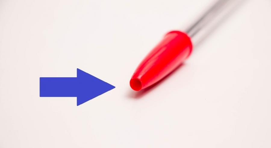 Защо капачките на химикалките имат малки дупчици на върха си?