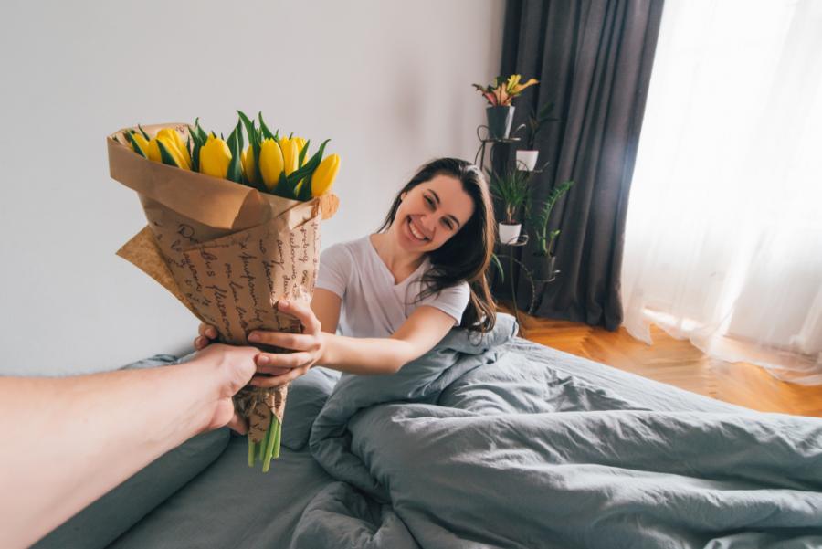 Виц: Кога мъжът носи цветя на жена си без повод?