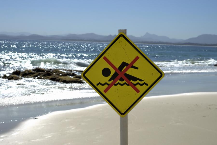 Виц: Плуването забранено