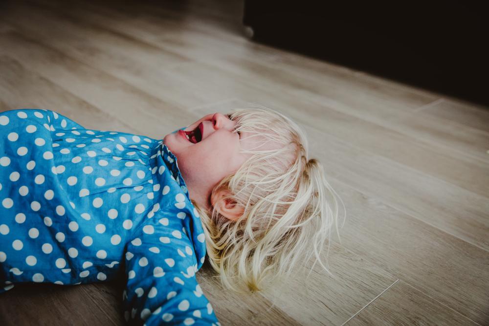 Детето опитва да се нарани само. Защо?