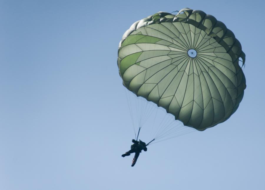 Войник, чийто парашут не успя да се отвори, оцеля при падане от 4,5 км височина
