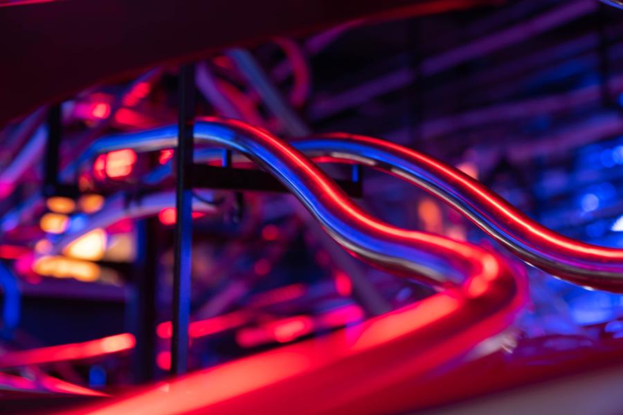 Усъвършенстван детектор на единични фотони търси „лека“ тъмна материя