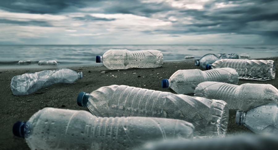 Учени превръщат пластмасови бутилки в ценни суровини 