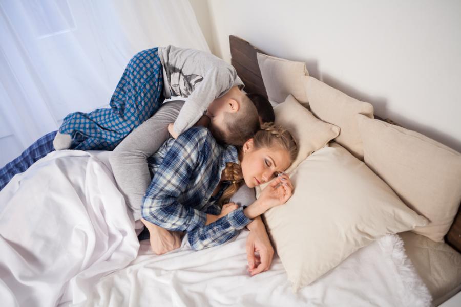 Защо родителите допускат огромна грешка, като позволяват на детето да се промъкне в легло им през нощта