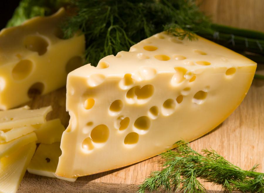 Ето защо швейцарското сирене има дупки
