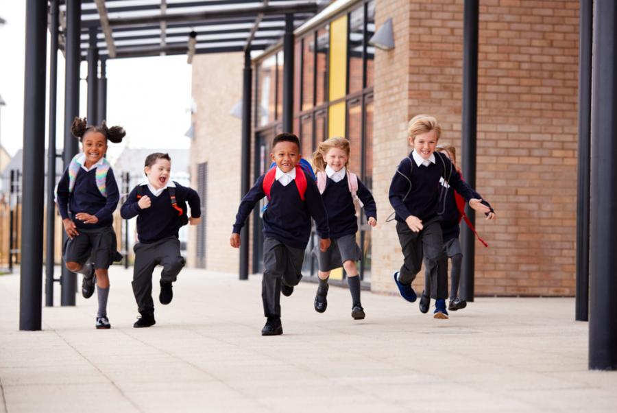 Училищните униформи обезкуражават децата да играят активно, установи проучване 