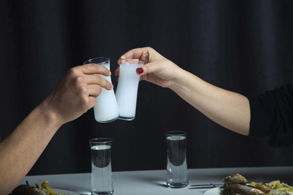 Виц: Ако една жена пие ракия всяка вечер с мъжа си