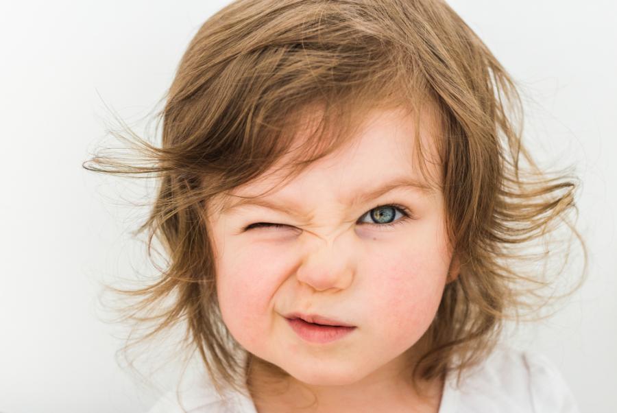 Досадните тикове: детето непрекъснато мига с очи 