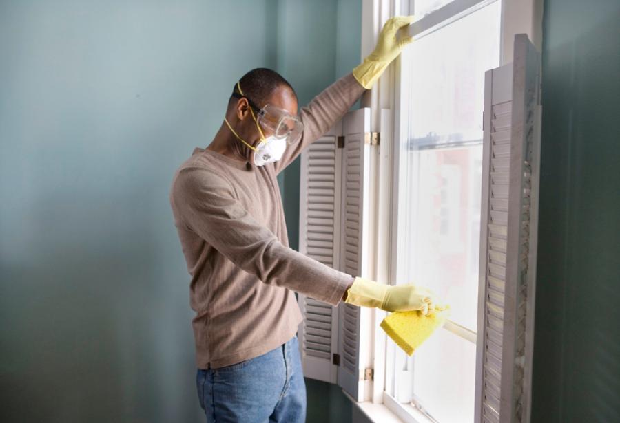 Почистващите препарати могат да убият COVID-19. Ето какво да използвате у дома